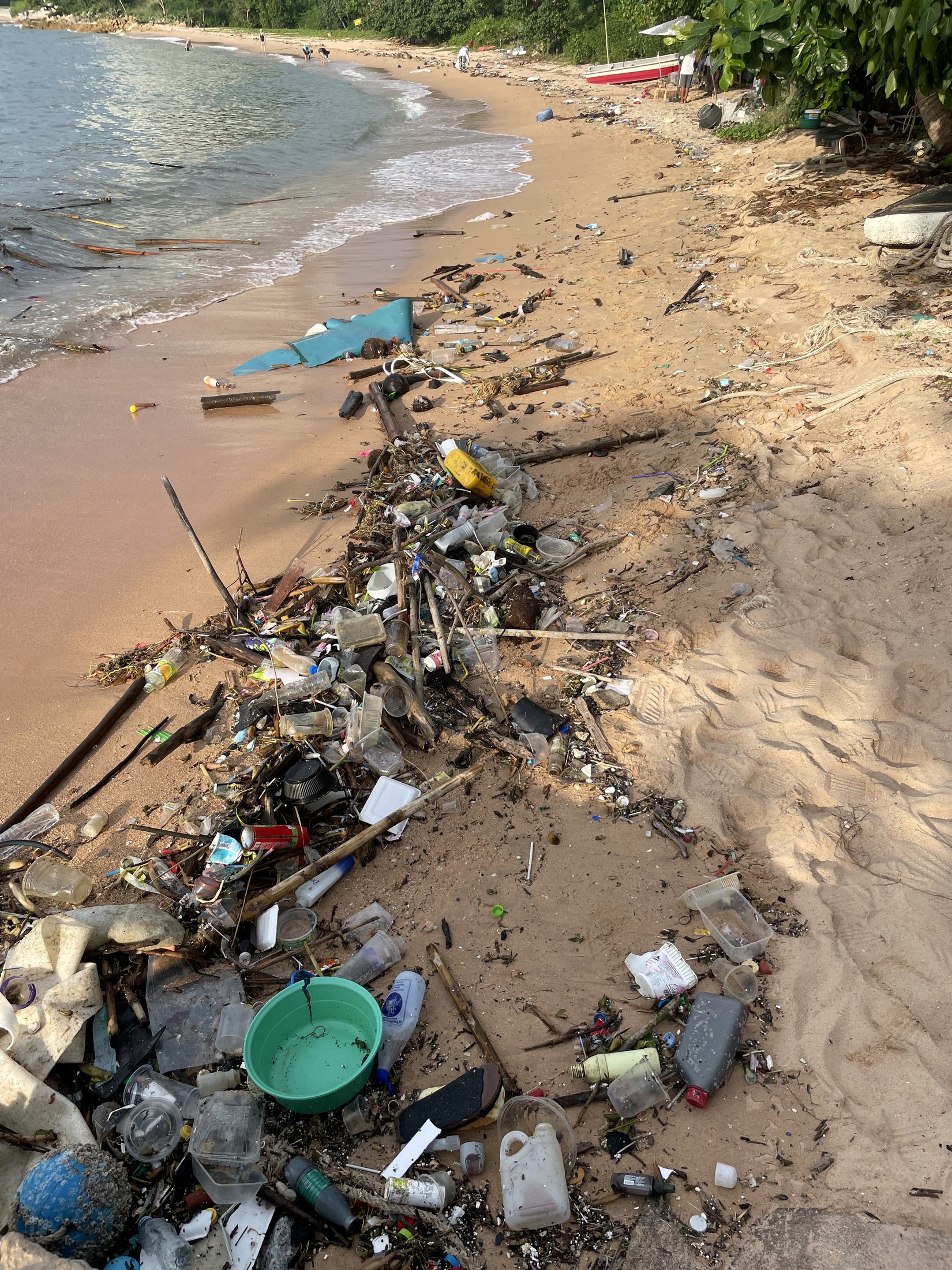 Verschmutzter Strand vor der Reinigung