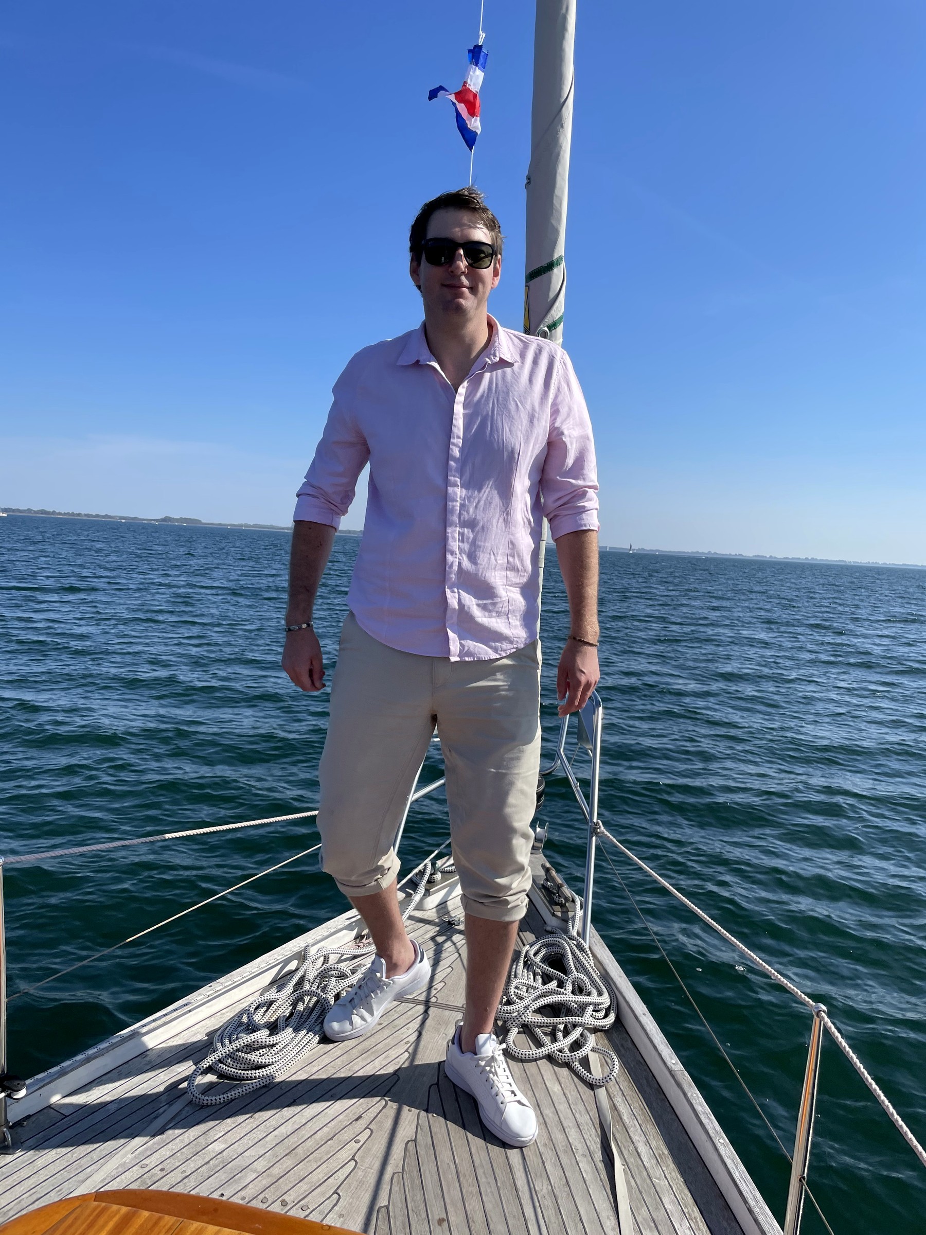Rico Brand auf einem Segelboot